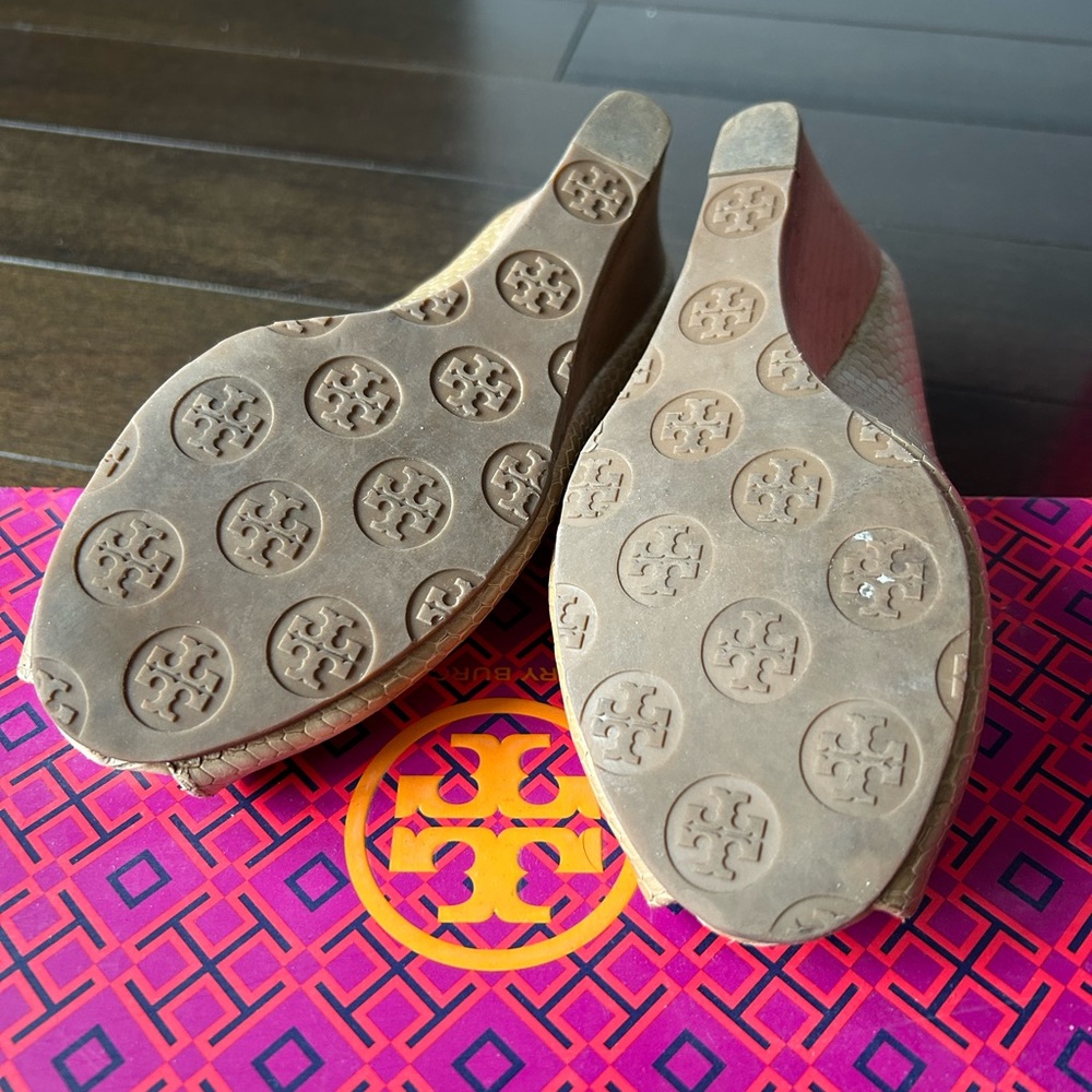 Perfect for summer! Tory Burch peep toe wedge - Picture 2 of 6